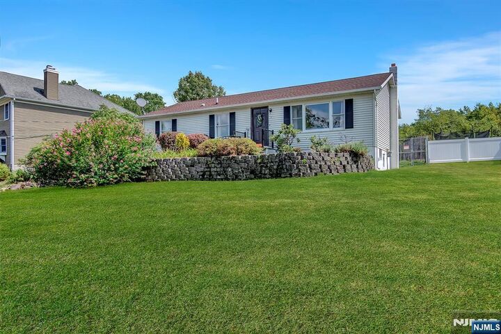 Property Photo:  18 Ringwood Lane  NJ 07421 