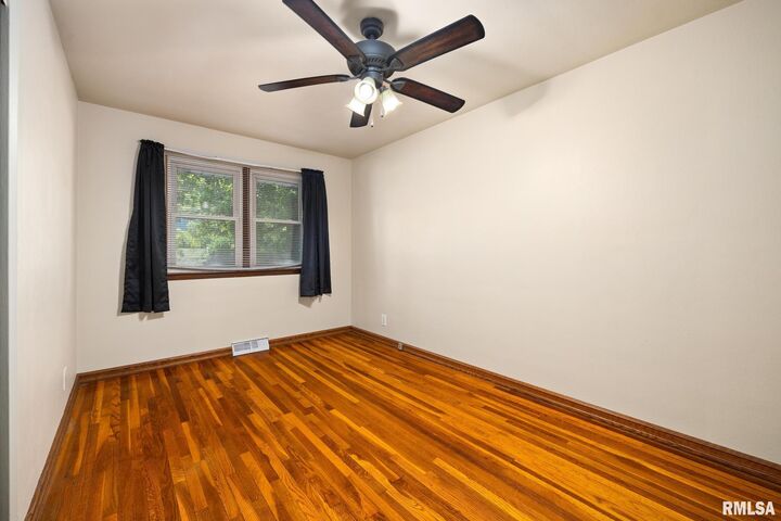 Property Photo:  2624 N Missouri Avenue  IL 61603 