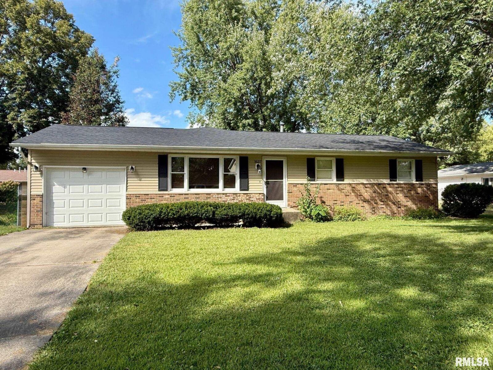 Property Photo: 1637 S Woodbine Circle IL 61401