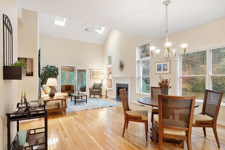 Property Photo:  5 Chestnut Ln 5  MA 01730 