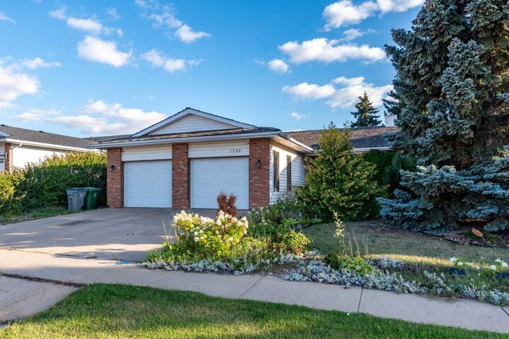 Property Photo:  5211 26 Street N  AB S9V 2L6 