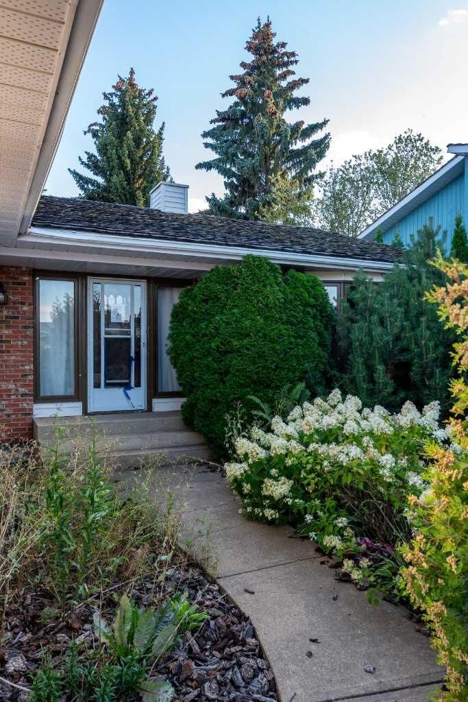 Property Photo:  5211 26 Street  AB S9V 2L6 