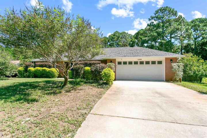 Property Photo: 1508 Bay Woods Rd FL 32563