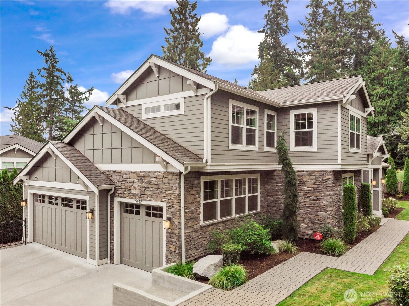Property Photo: 9942 SE 39th St WA 98040