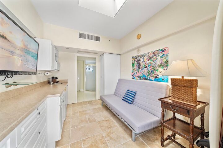 Property Photo:  4775 Collins Ave Ca-A14  FL 33140 