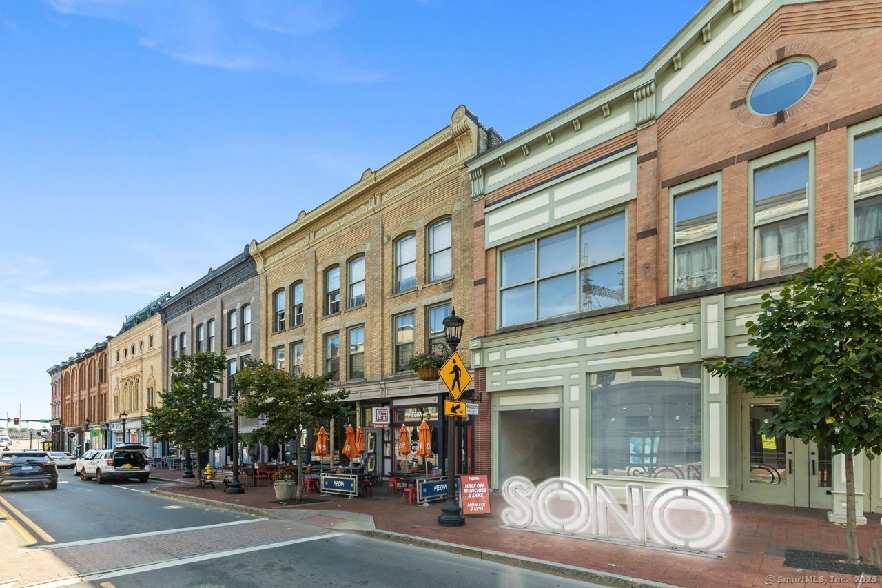 Property Photo:  110 Washington Street Apt 202  CT 06854 