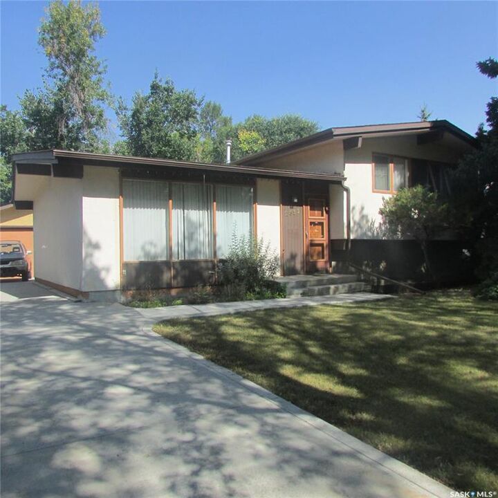 Property Photo:  2832 Grant Road  SK S4S 5G2 