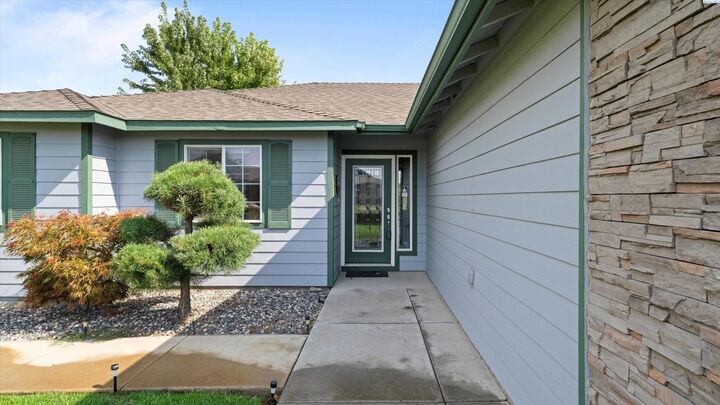 Property Photo: 2895 Sawgrass Loop WA 99354