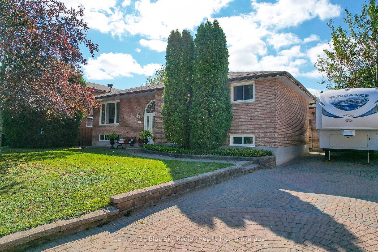 Property Photo:  589 Elmwood Avenue  ON P1B 8X8 