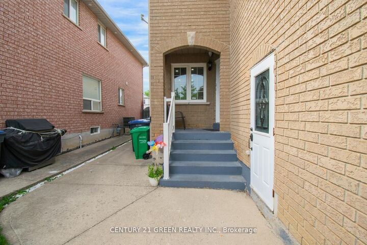 Property Photo:  26 Oatfield Road  ON L6R 1X7 