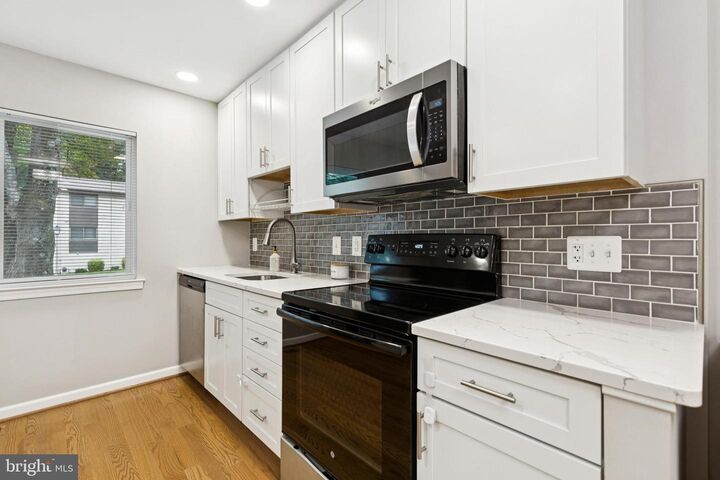 Property Photo:  11817 Coopers Court  VA 20191 