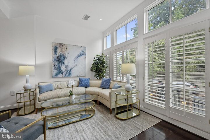 Property Photo:  2200 17th Street NW 204  DC 20009 