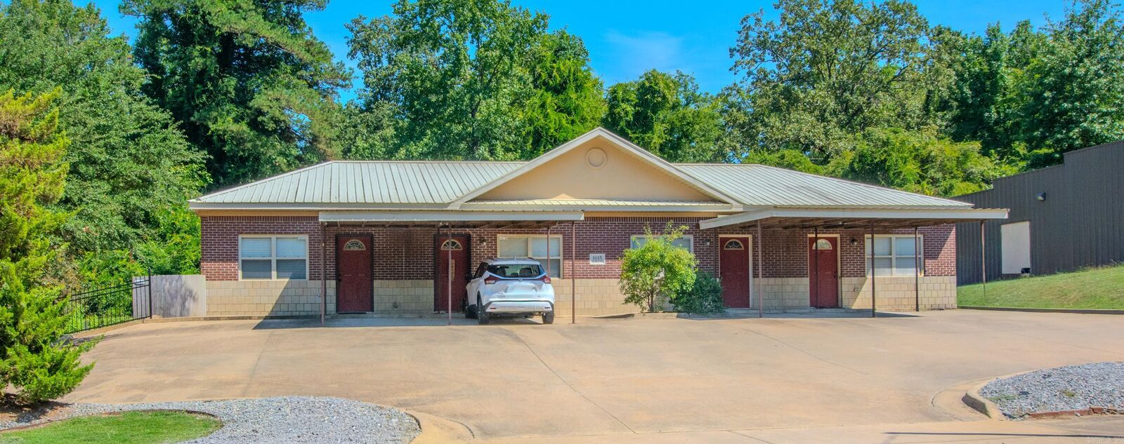 Property Photo: 1615 Aldersgate Road AR 72205