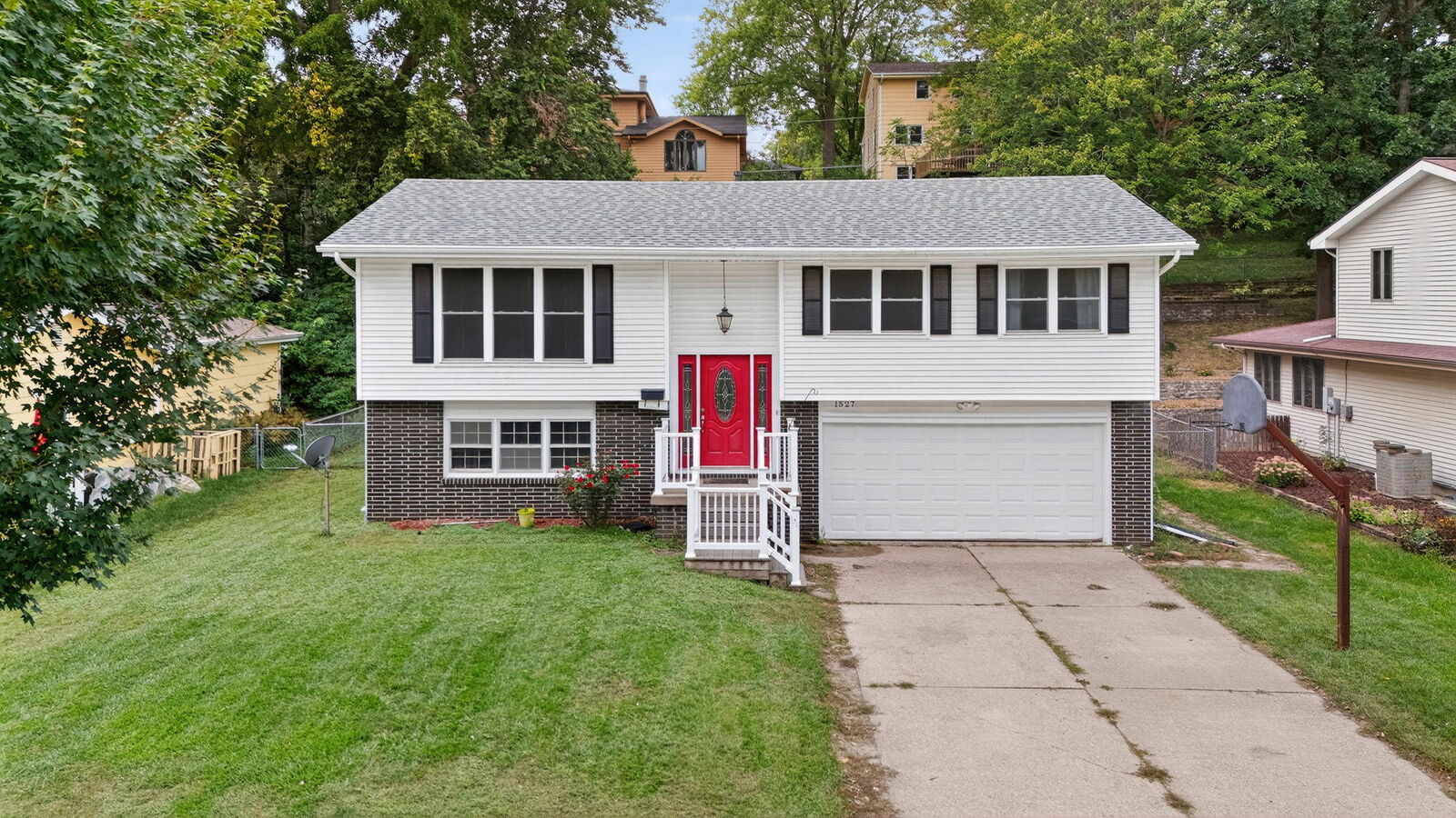Property Photo: 1527 Meadowlane Avenue IA 50010