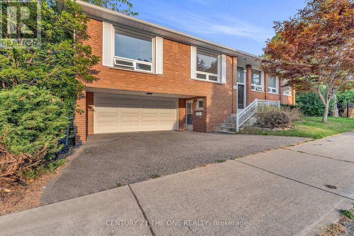 Photo de la propriété:  225 Maxome Avenue  ON M2M 3L3 