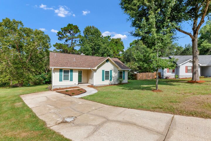 Property Photo:  215 W Pinoak Court  FL 32539 