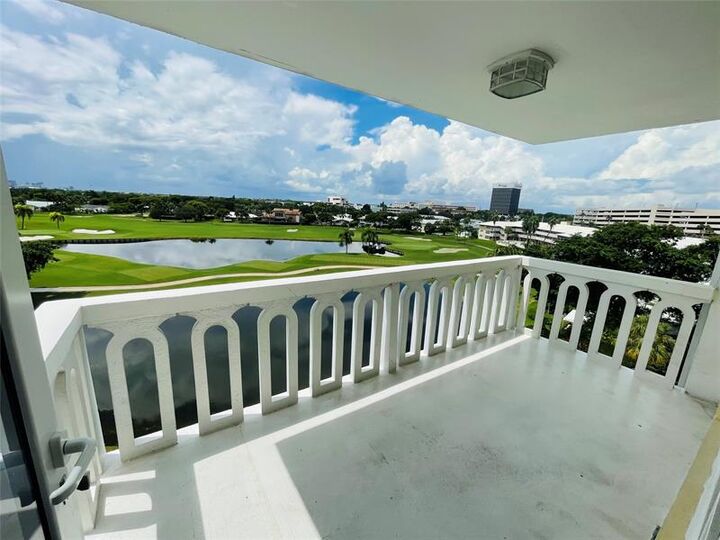 Property Photo:  2500 NE 48th Ln 605  FL 33308 