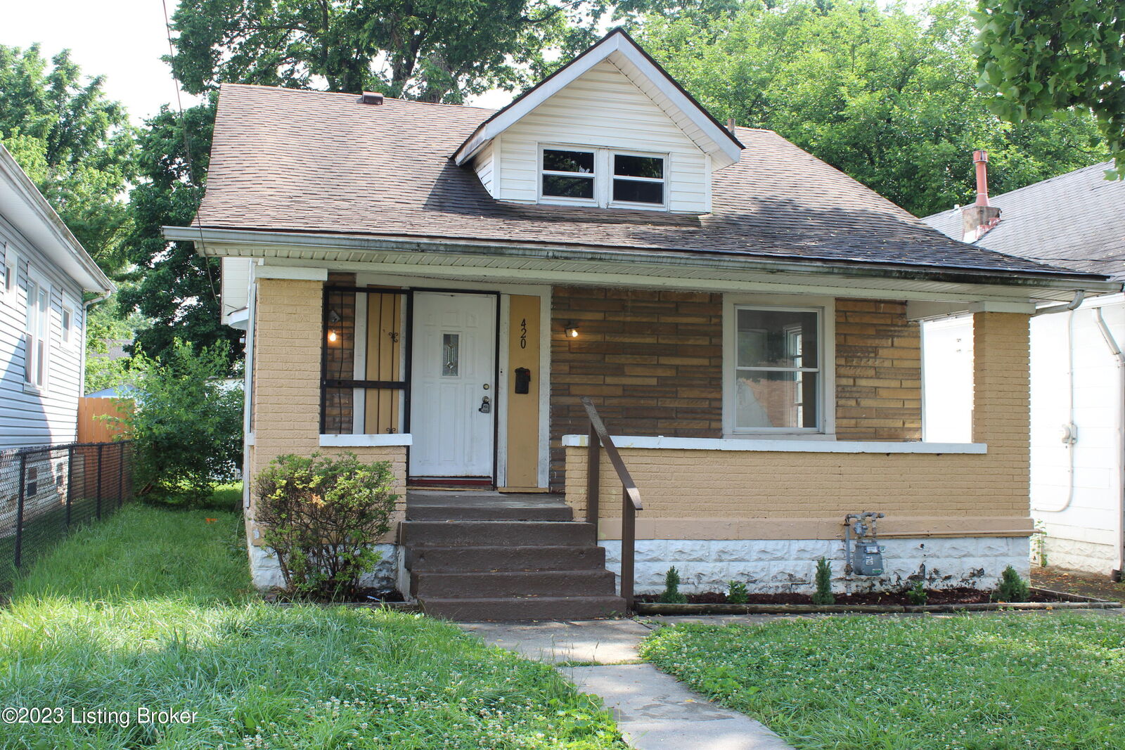 Property Photo: 4208 Winnrose Way KY 40211