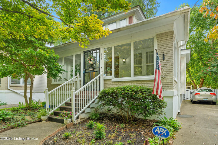 Property Photo:  928 Eastern Pkwy  KY 40217