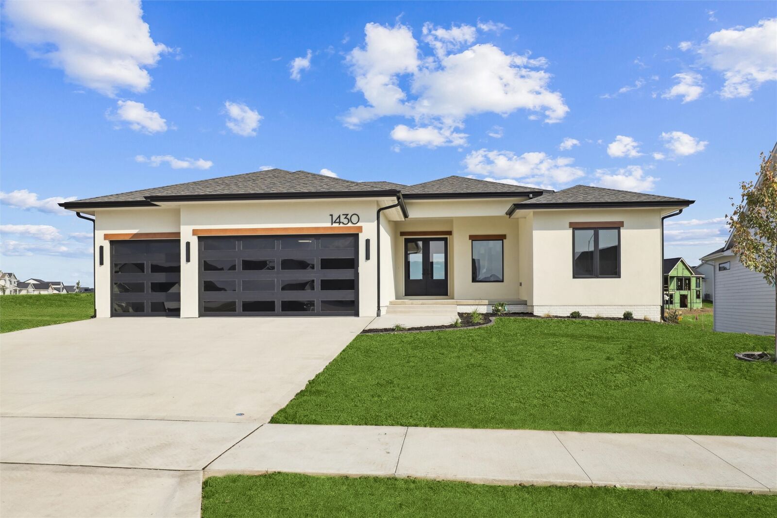 Property Photo:  1430 NW Red Oak Drive  IA 50263 