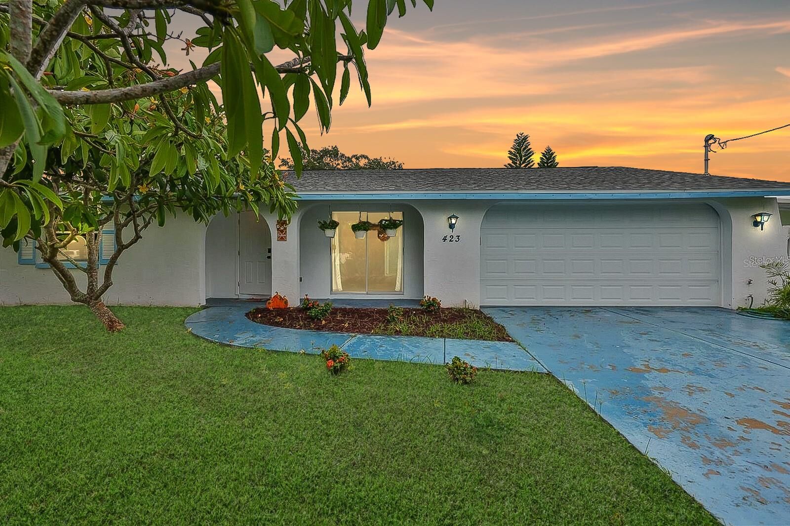 Property Photo: 423 Flamingo Drive FL 33572
