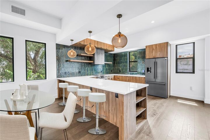 Property Photo:  409 E Oak Avenue 9  FL 33602