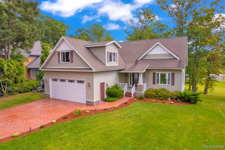 Property Photo:  2610 Strawberry Lane  MI 48060 1725 