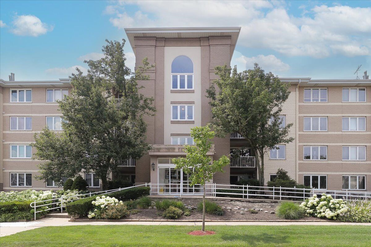 Property Photo:  440 E Montrose Avenue 106  IL 60191 