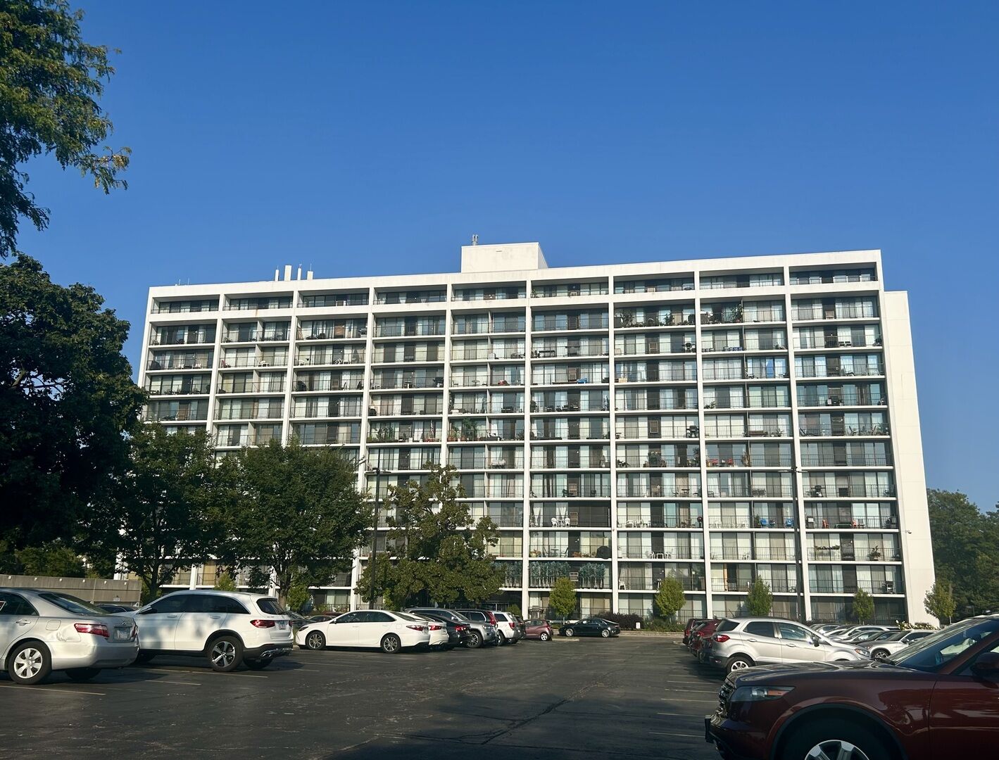 Property Photo: 2005 S Finley Road 612 IL 60148