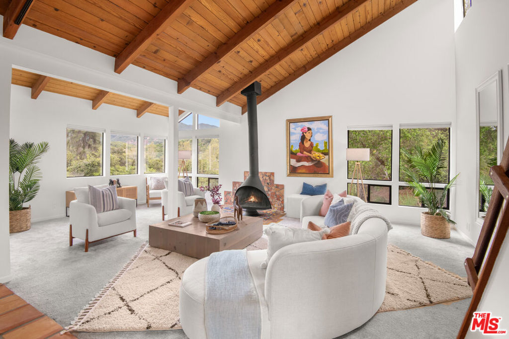 Property Photo:  1639 Oak Drive  CA 90290 