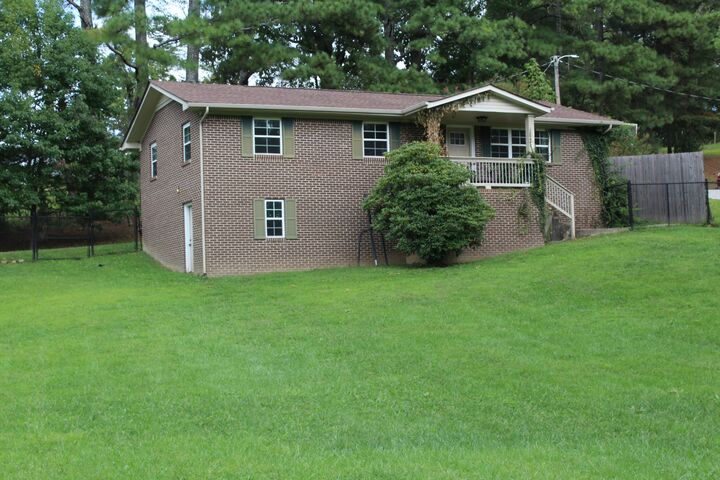 Property Photo: 906 Saint Clair St TN 37387