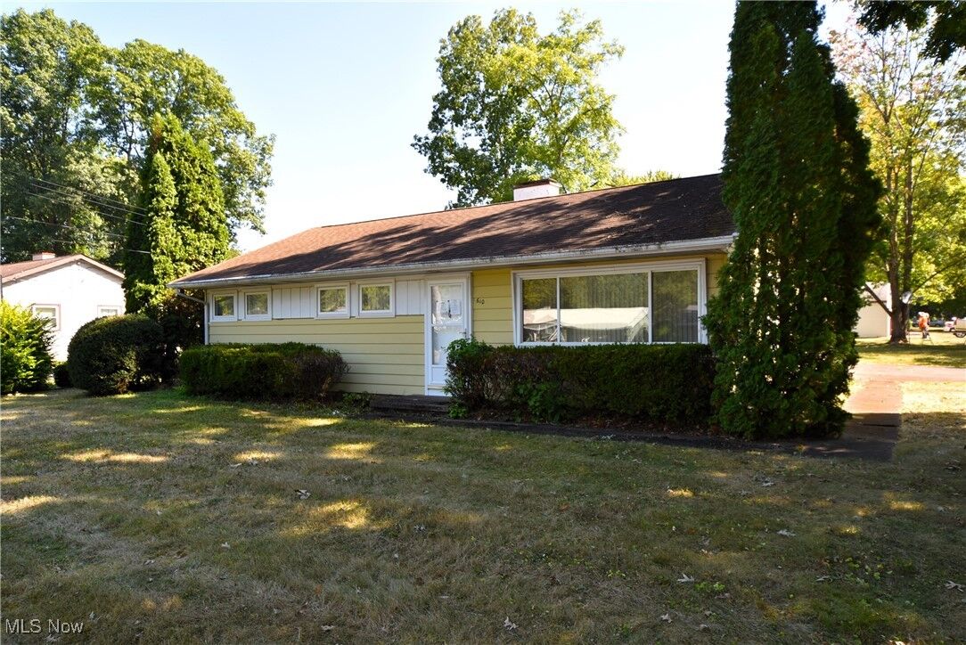 Property Photo: 610 Clifton Drive NE OH 44484
