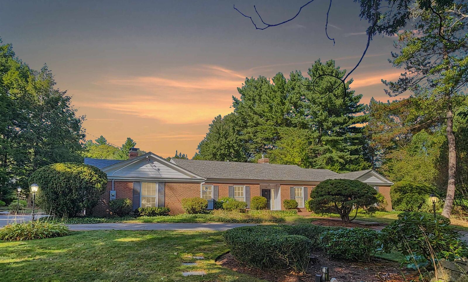 Property Photo: 120 Ledgewood Road NH 03104