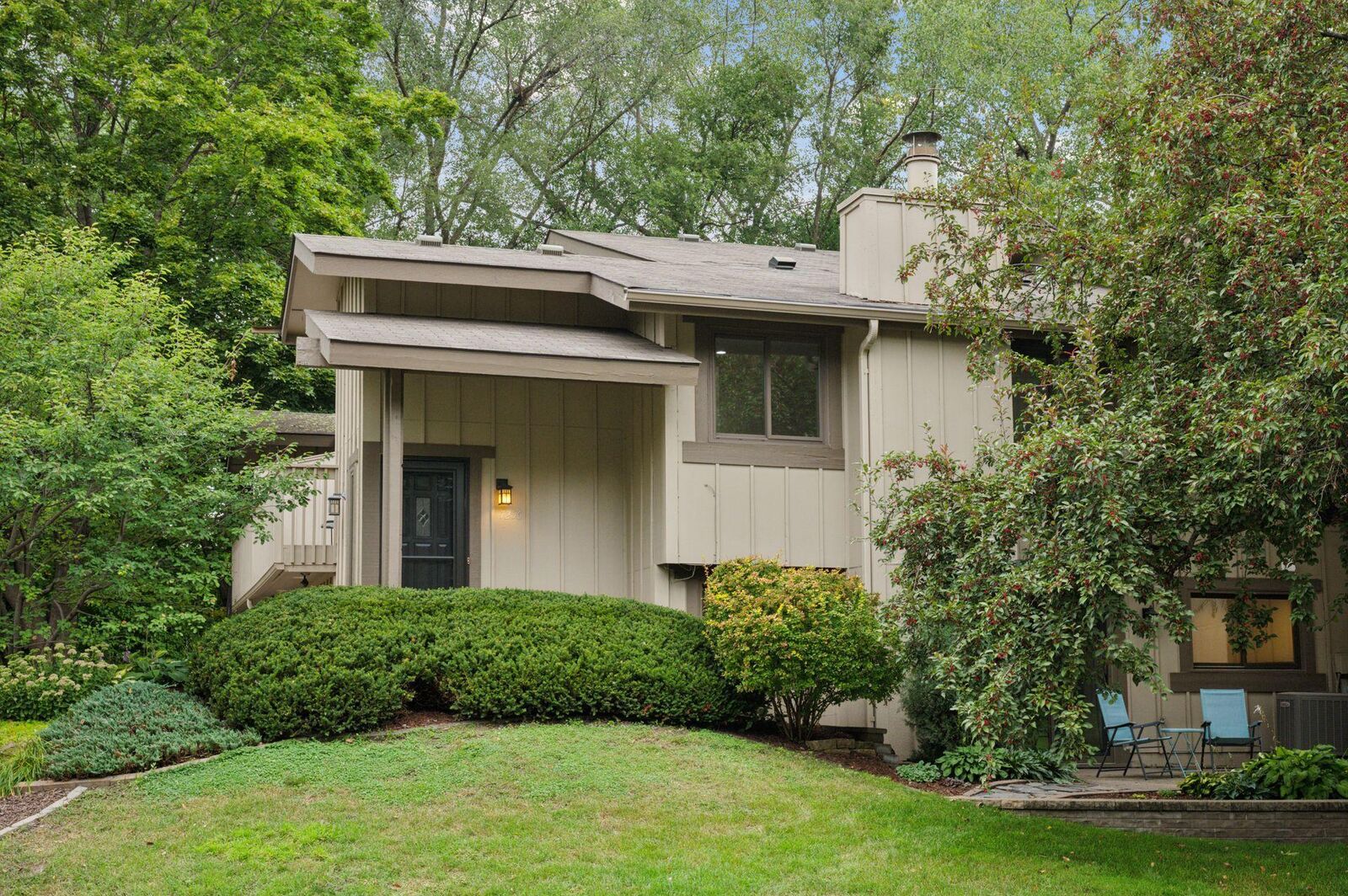 Property Photo: 7256 Woodstock Drive MN 55438