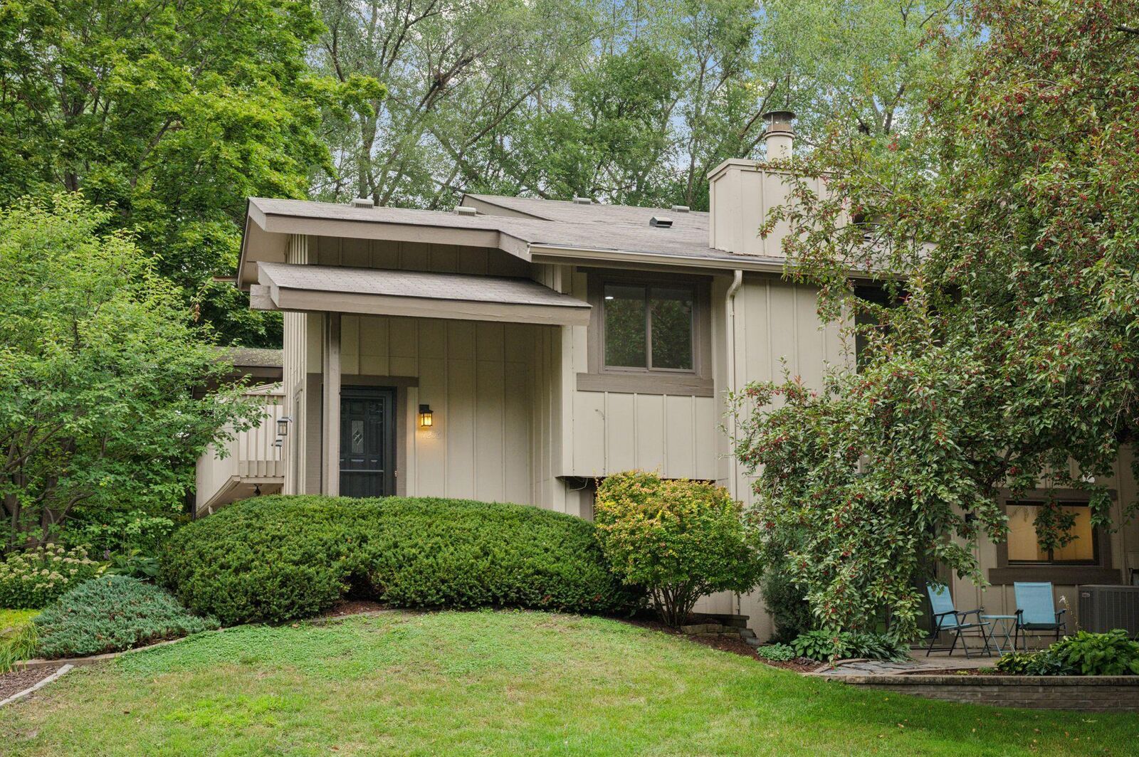 Property Photo:  7256 Woodstock Drive  MN 55438 