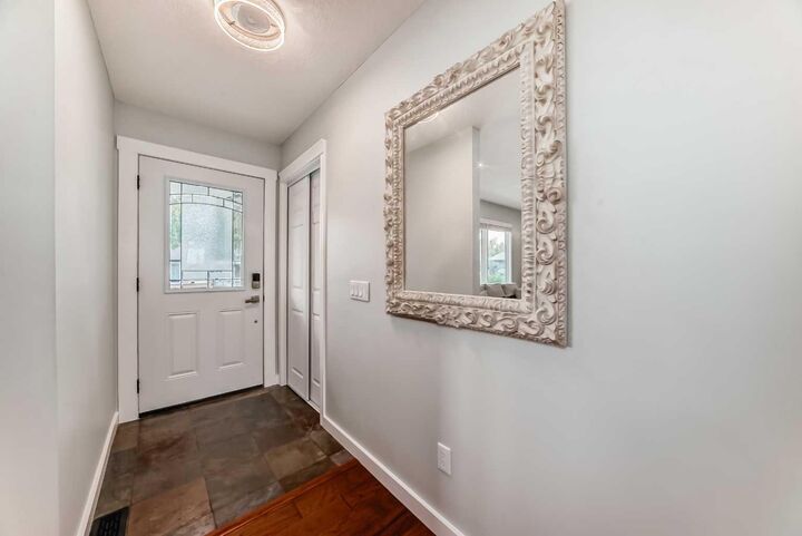 Property Photo:  424 Rundlehill Way NE  AB T1Y 2P7 