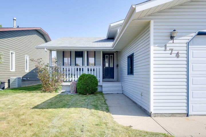 Property Photo: 174 Donnelly Crescent AB T4R 2L6