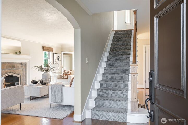 Property Photo:  1015  5th Avenue W  WA 98119 