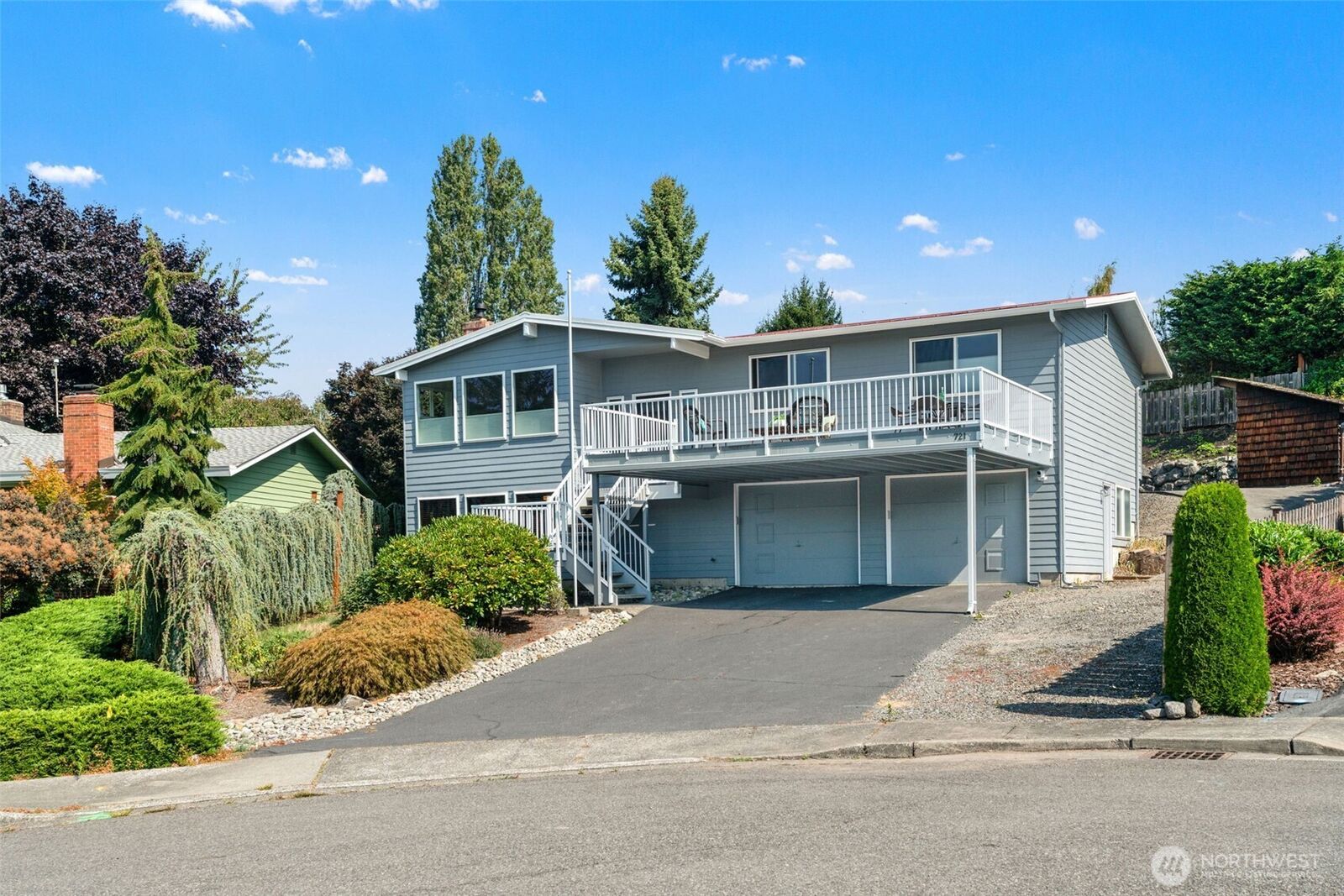 Property Photo: 721 Elm Place W WA 98020
