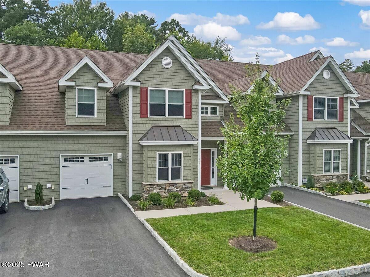 Property Photo: 202 Braeburn Path PA 18336