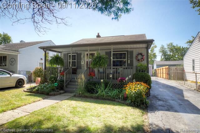 207 W Strathmore Avenue  Pontiac MI 48340 photo