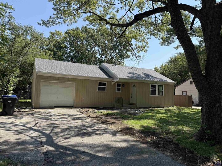 2416 SW Moundview Dr  Topeka KS 66614 photo