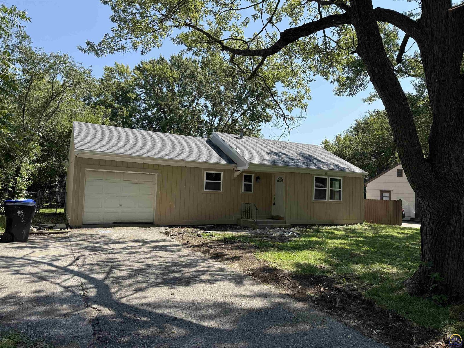 Property Photo: 2416 SW Moundview Dr KS 66614
