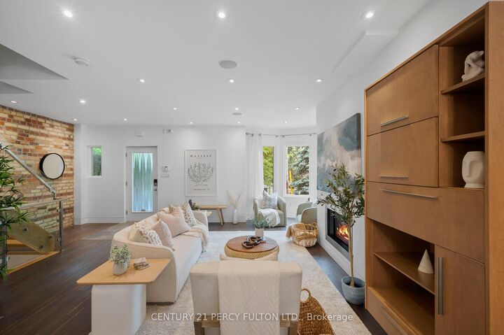 Photo de la propriété:  22 Columbine Avenue  ON M4L 1P3 