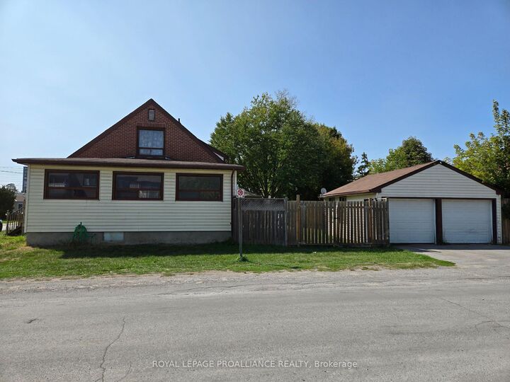 Property Photo: 10 Wellington Crescent ON K8P 1E1