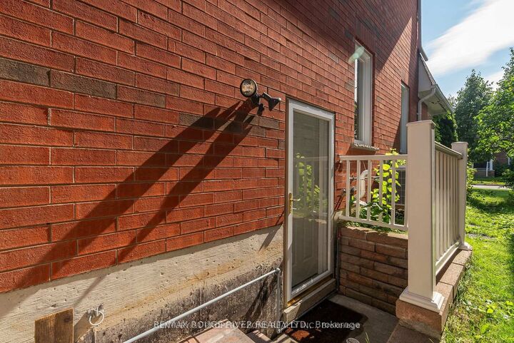 Photo de la propriété:  101 Ladymay Drive  ON L1R 3M7 