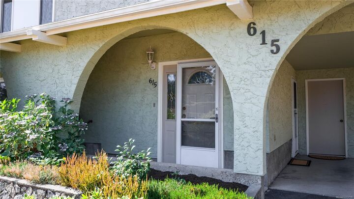 Photo de la propriété:  615 Vanalman Ave  BC V8Z 3A8 
