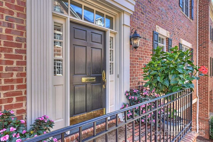 Property Photo:  318 S Laurel Avenue  NC 28207 