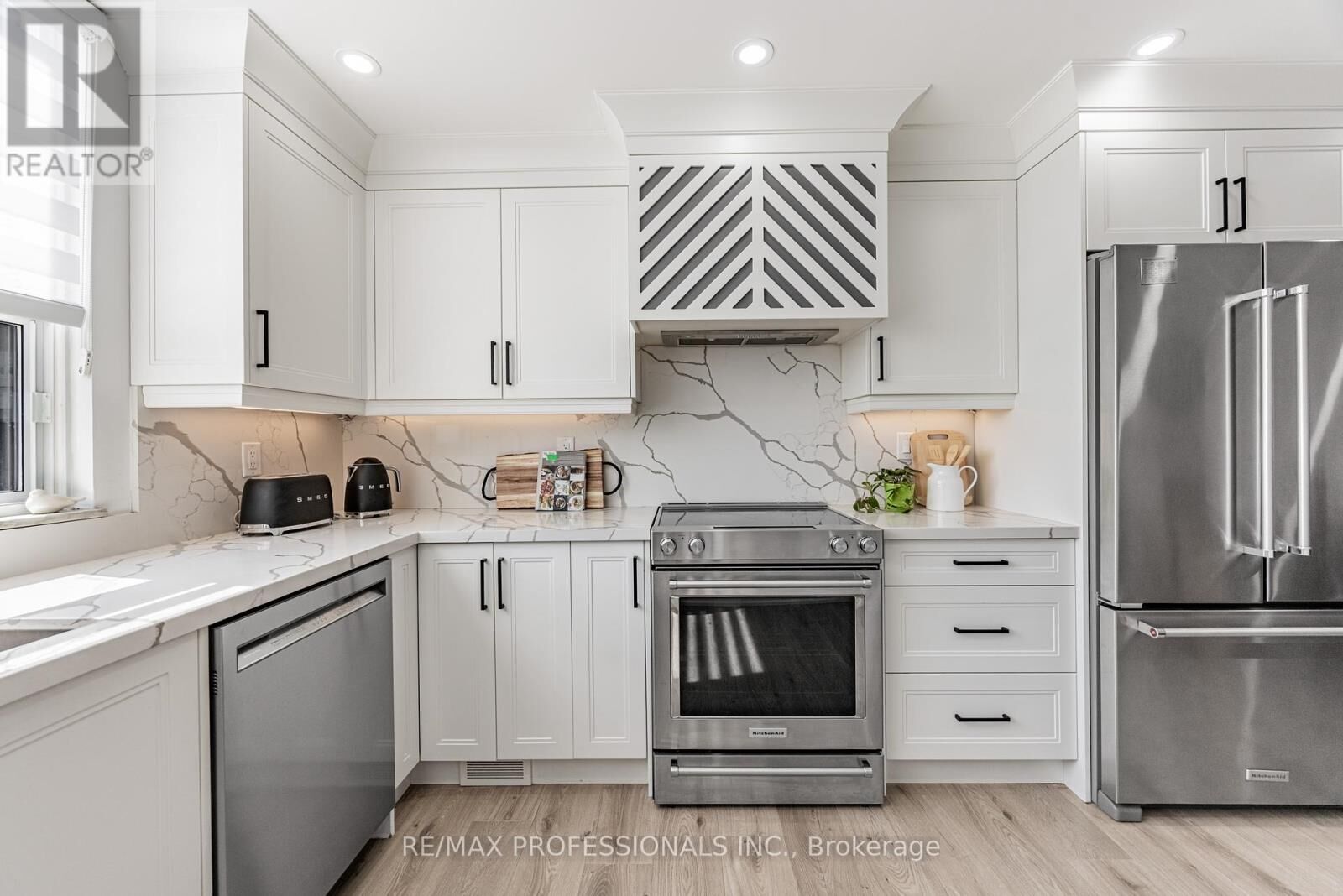 Property Photo:  355 Rathburn Road East 701  ON L4Z 1H4 