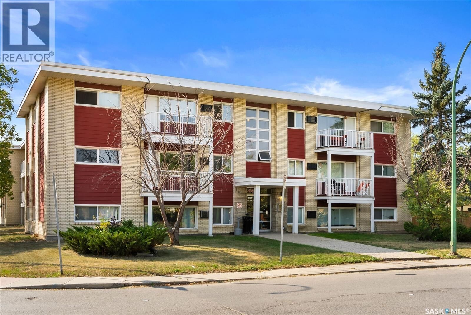 Property Photo:  10 1811 8th Avenue N  SK S4R 0G5 